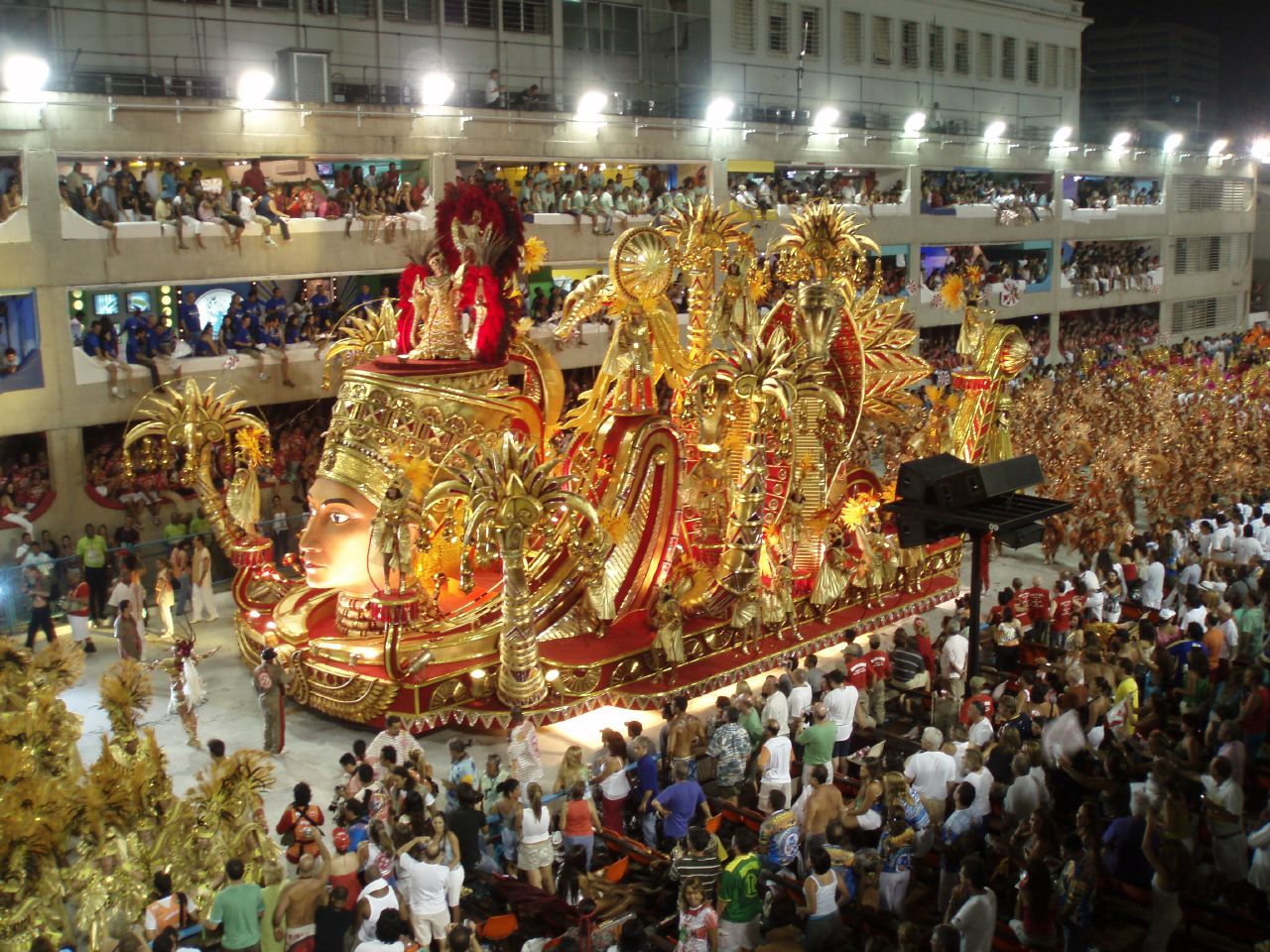 brazil-rio-carnival-float-gold-red