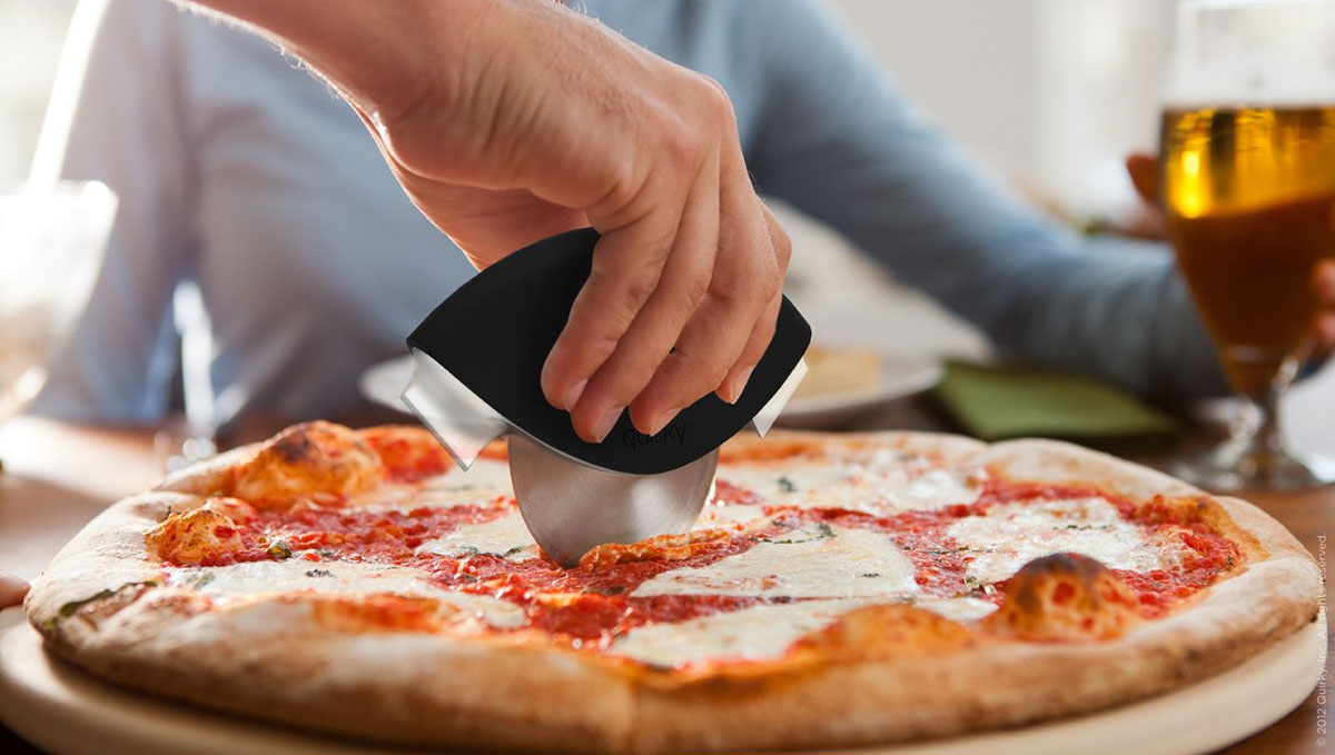quirky-slice-pizza-wheel-with-dual-crust-cutting-blades-3