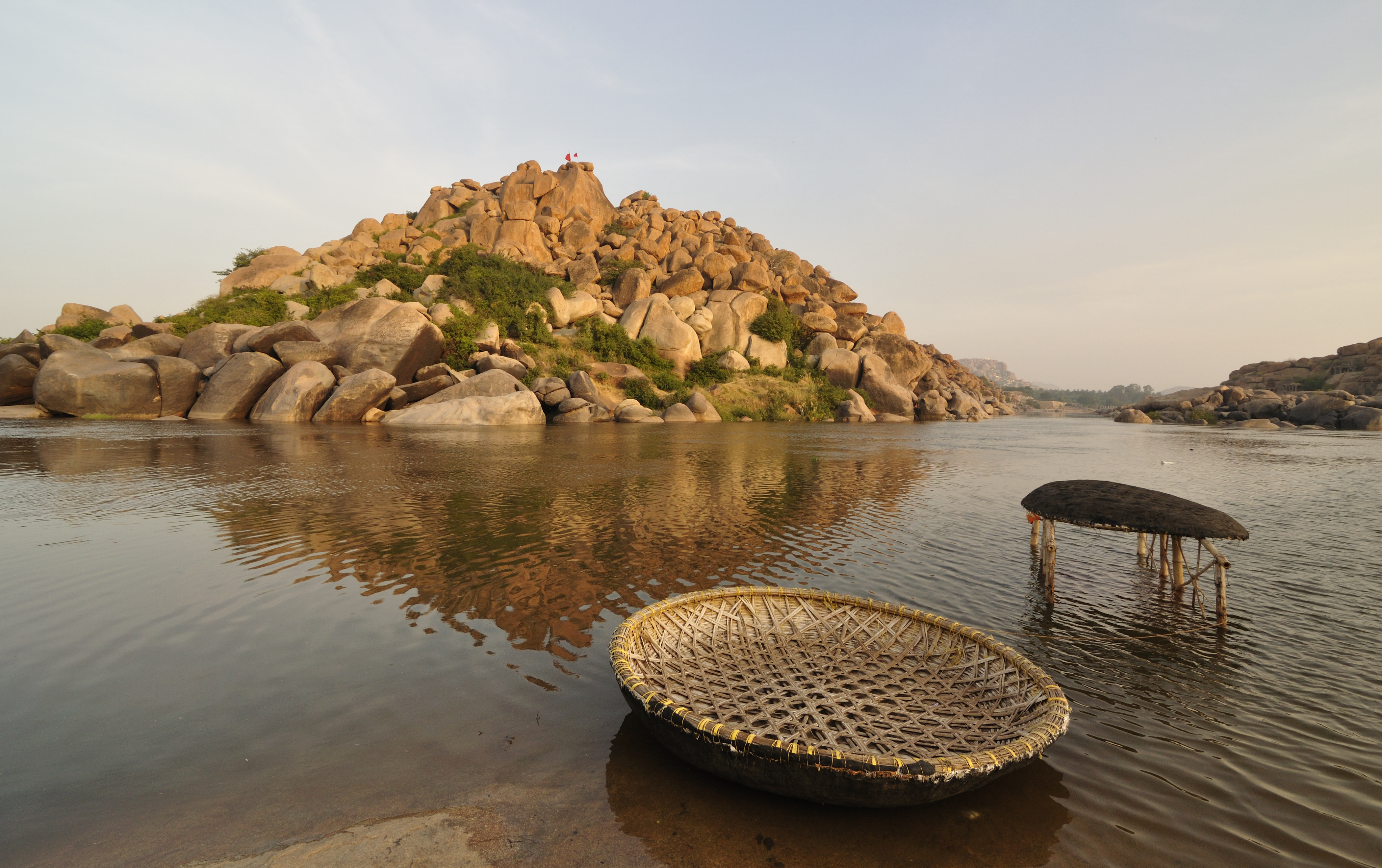 two_coracles_and_tungabhadra_river