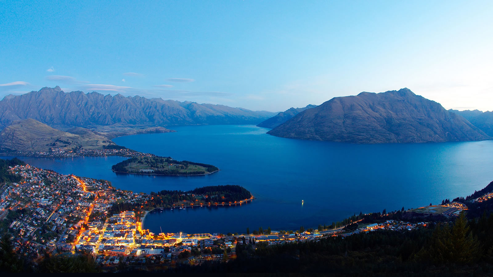 Queenstown: a honeymoon destination in New Zealand for adventure lovers