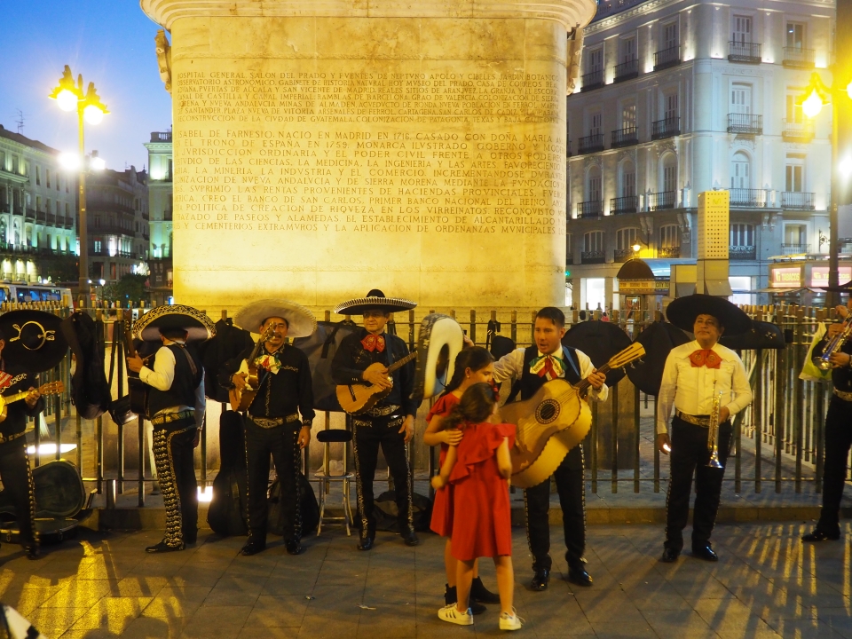 Street performers at Puerta de sol