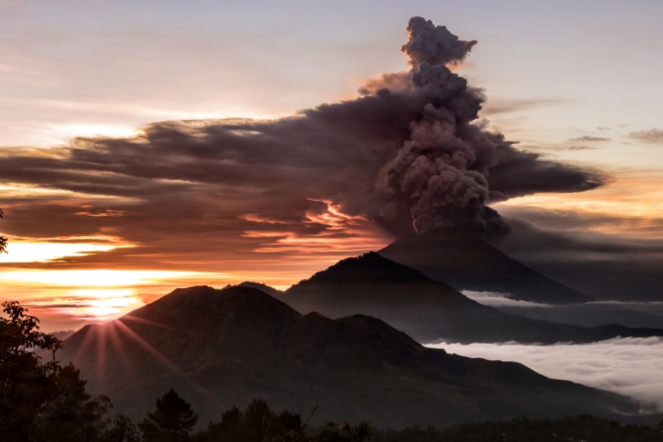 Mount Agung spewing smoke