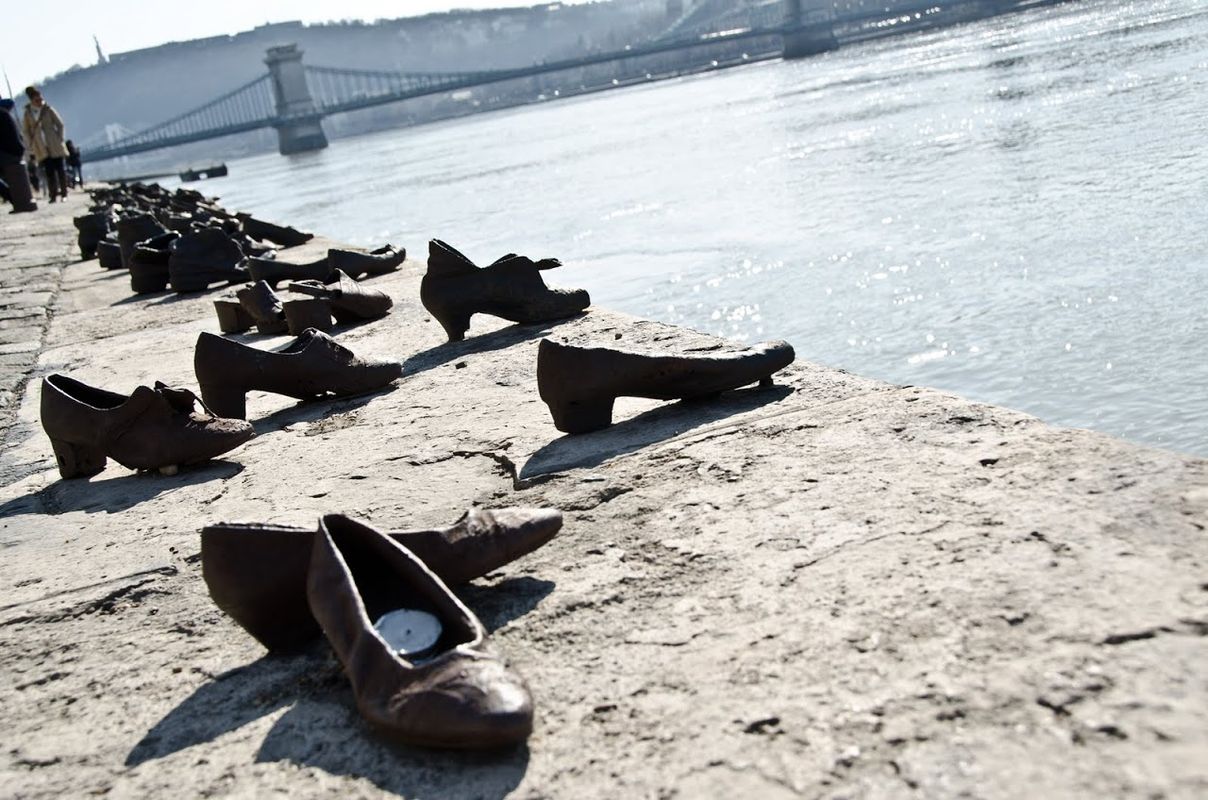 Jewish shoe memorial,offbeat things to do in Budapest