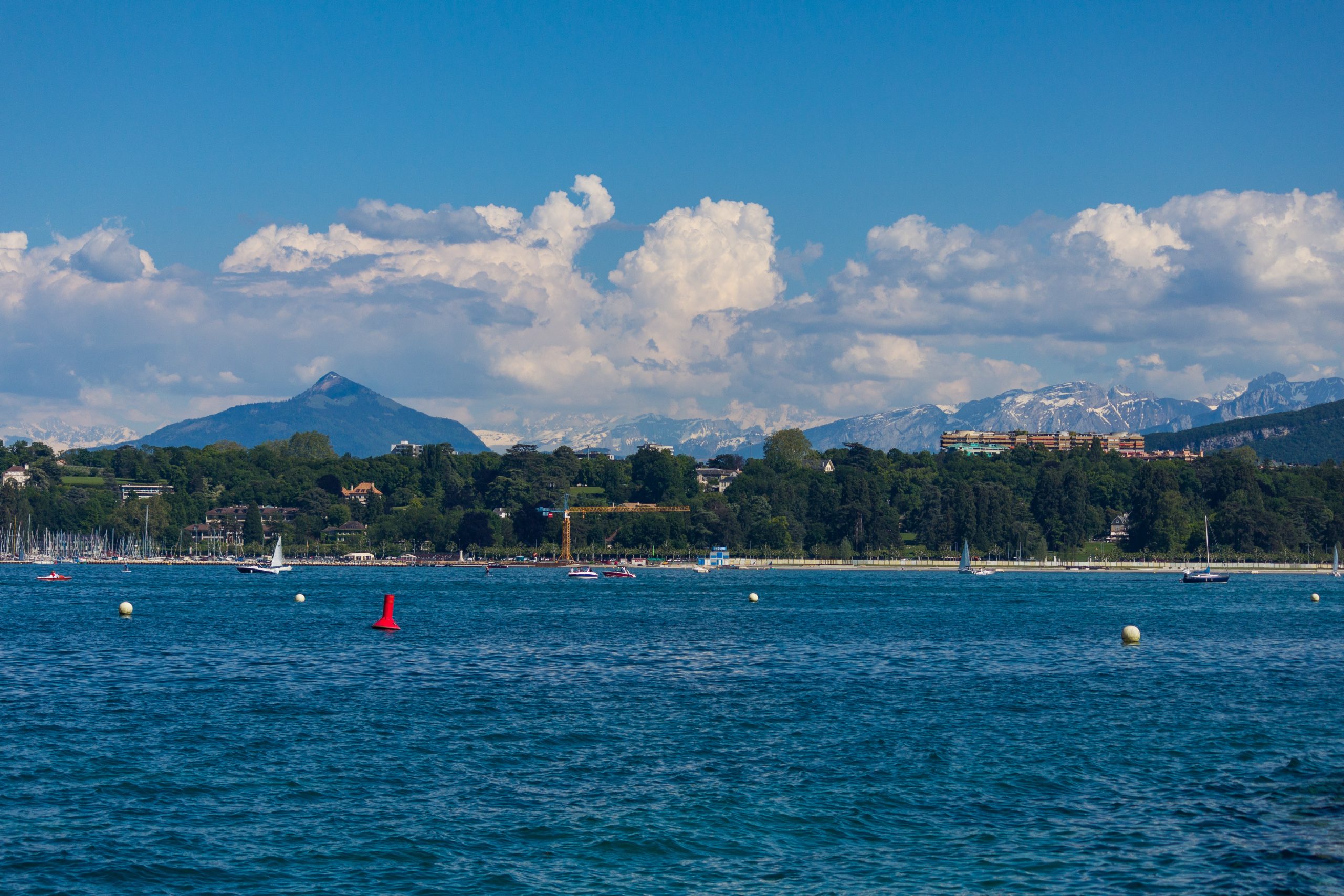 Lake geneva with a scenic background
3