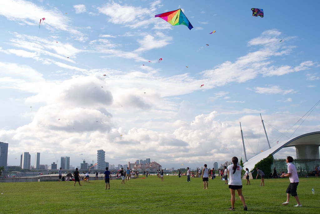 People flying kites at the Marina Barrage