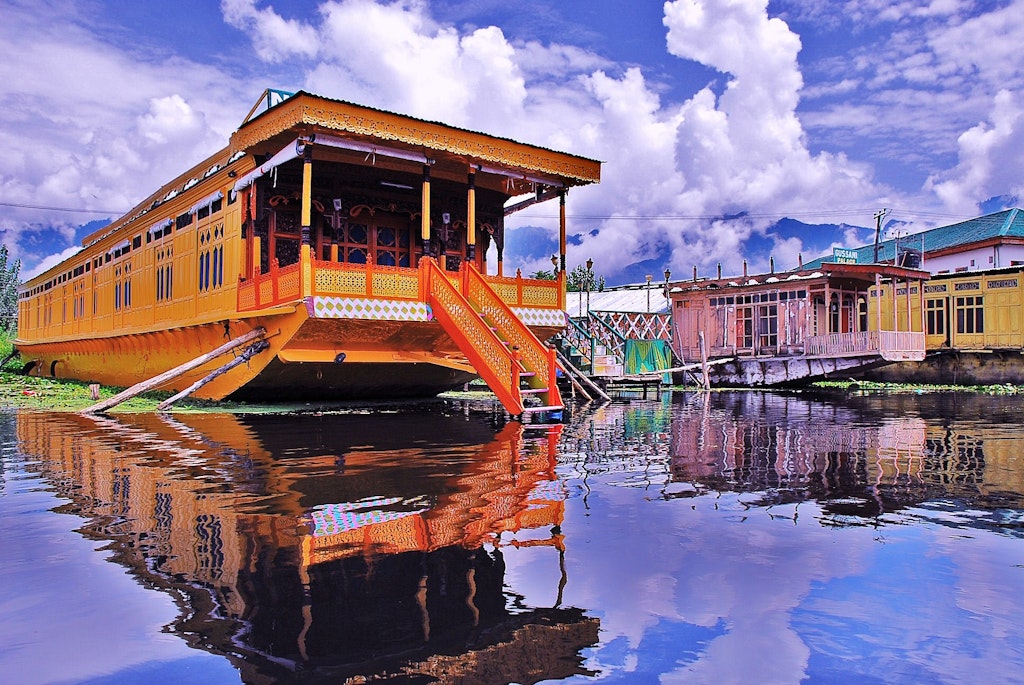 house boat on Dal Lake, one of the best things to do in a honeymoon