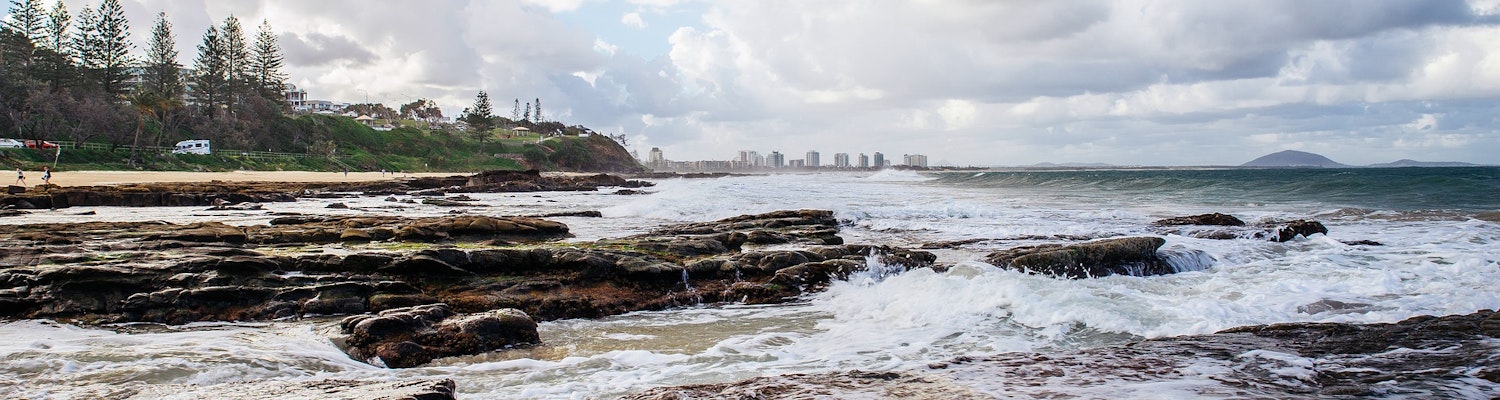 waves hitting the rocks in the sunshine coast
