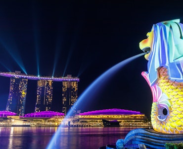 Merlion statue and the marina bay sands