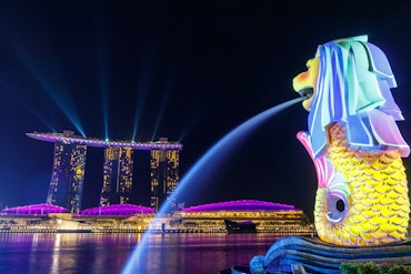Merlion statue and the marina bay sands