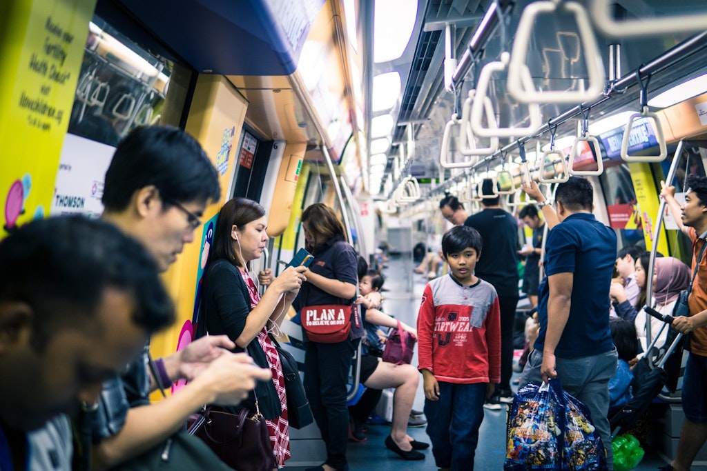 MRT in Singapore to travel on a budget