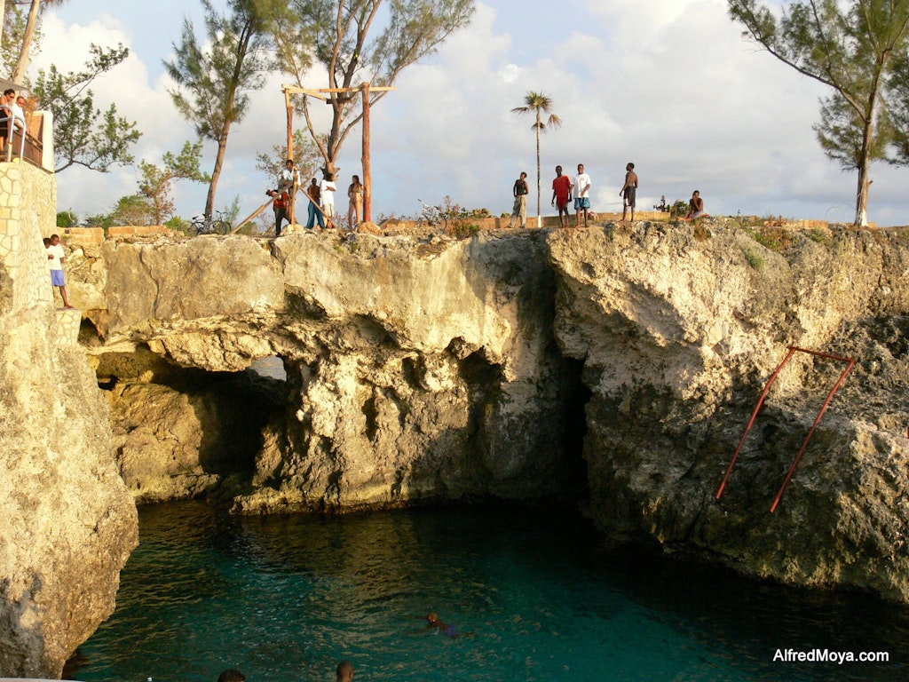 CLIFF DIVING in NEGRIL