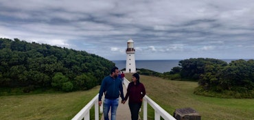 A beautiful picture of a couple with a breathtaking scenery in Australia