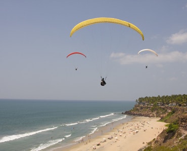 A picture of a group of people paragliding in Varkala