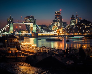 A stunning click of London Bridge in night