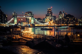 A stunning click of London Bridge in night
