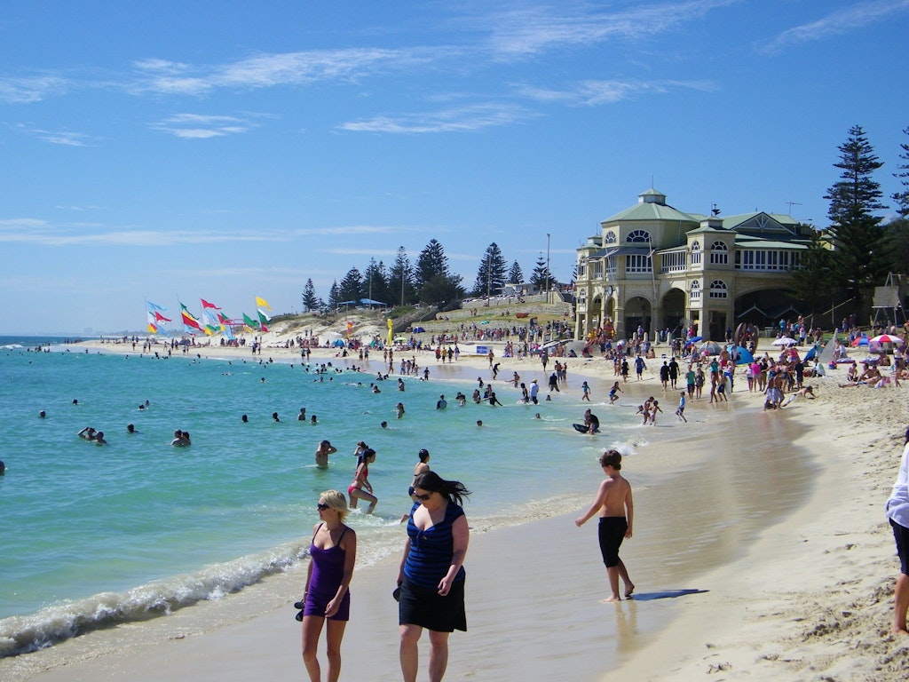 The crowded sundays at The Cottesloe Beach.