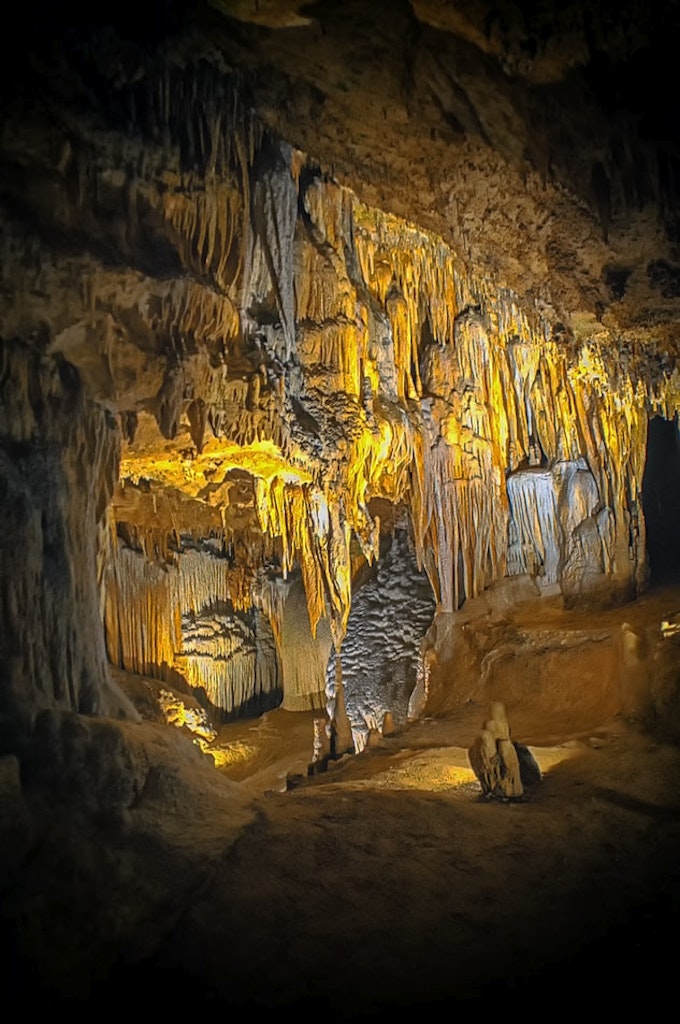 the interior of Senecca caverns