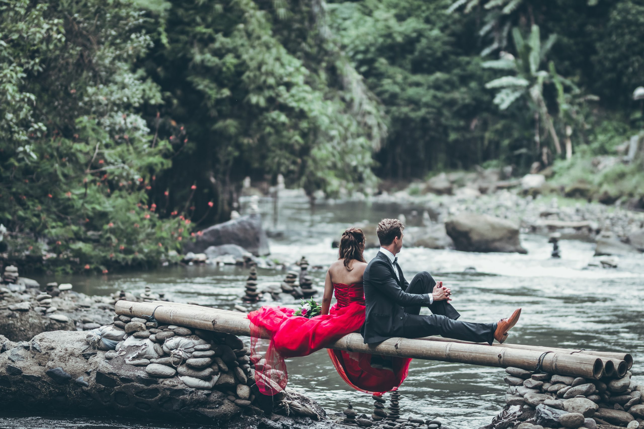 Adventures romance. Девушка у реки. Пара в джунглях. Влюбленные на речке. Пара на Бали.