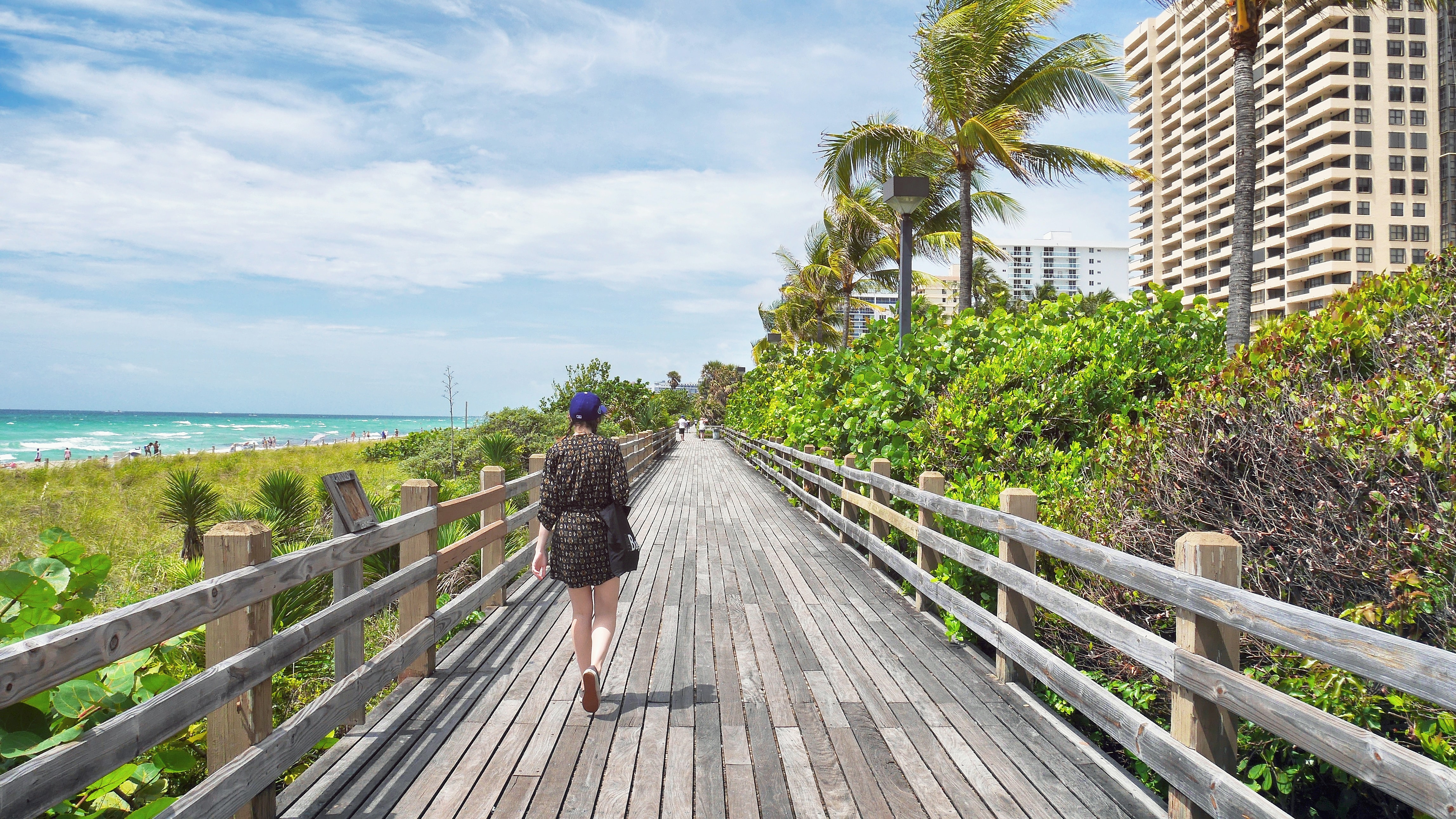 I am beach. Miami Beach walk. Курорт США реклама.