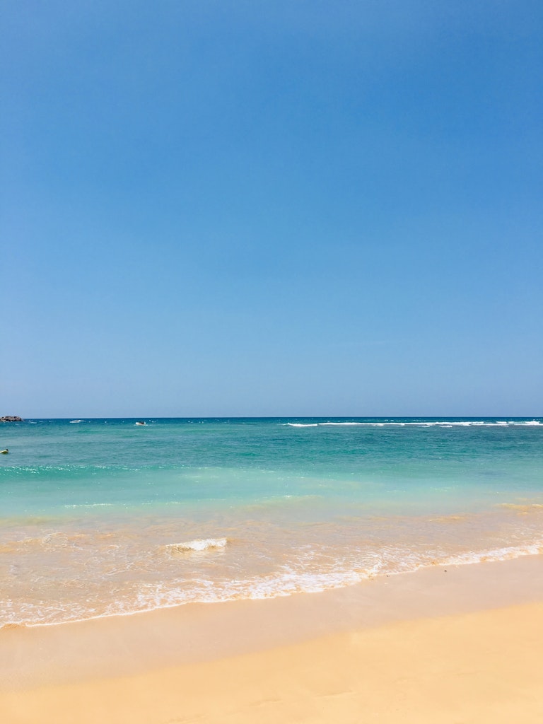 Blue waters in Hikkaduwa Beach