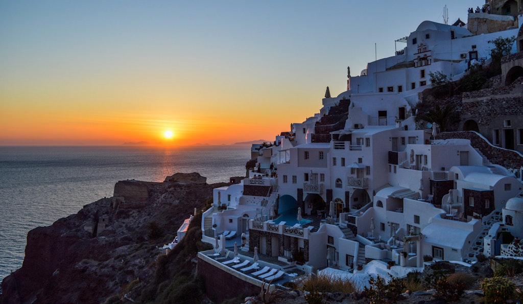 Watch a sunset in Santorini, Greece, Romantic Things to do in Europe