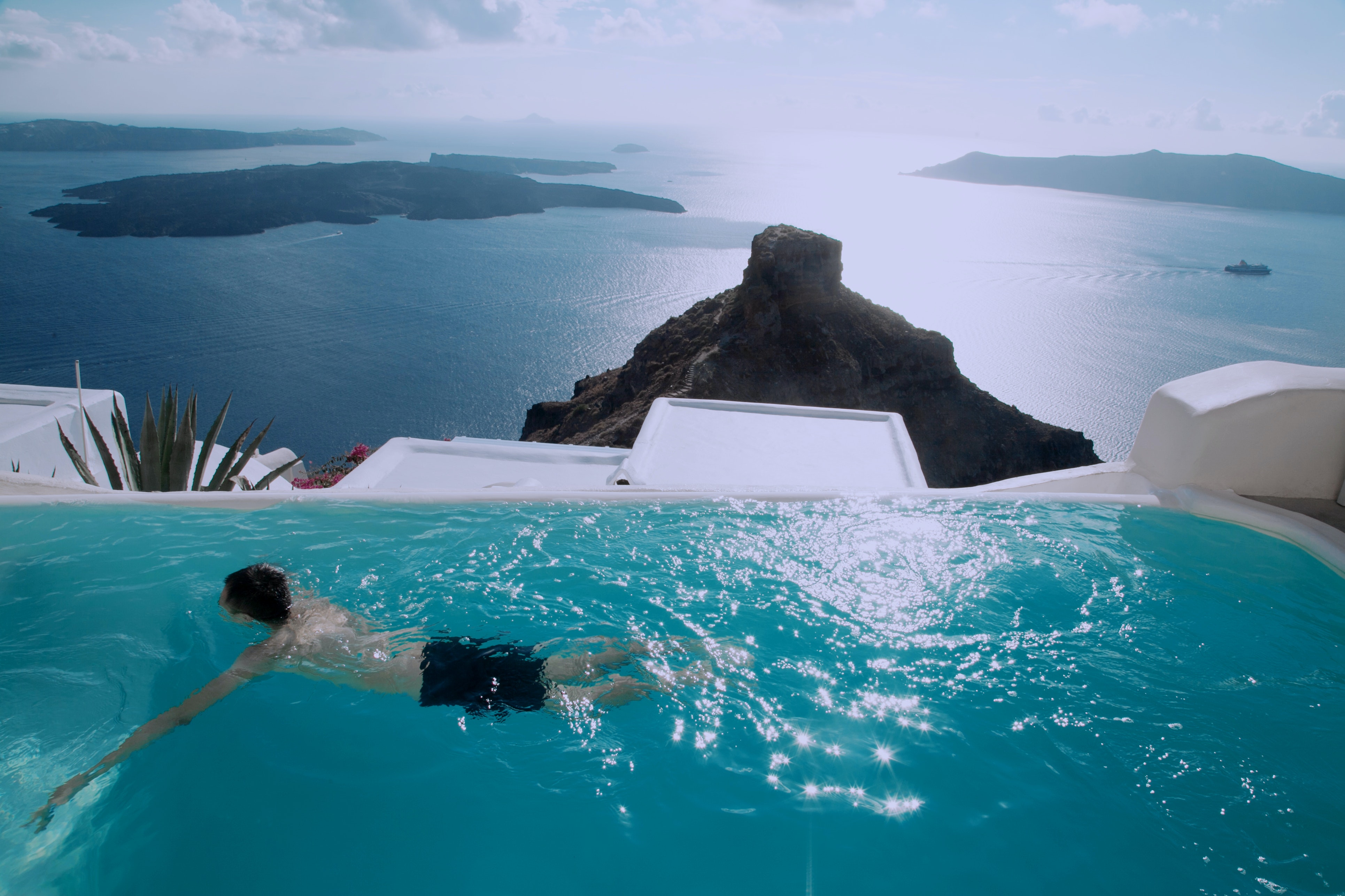 Luxury honeymoon hotel in Santorini
