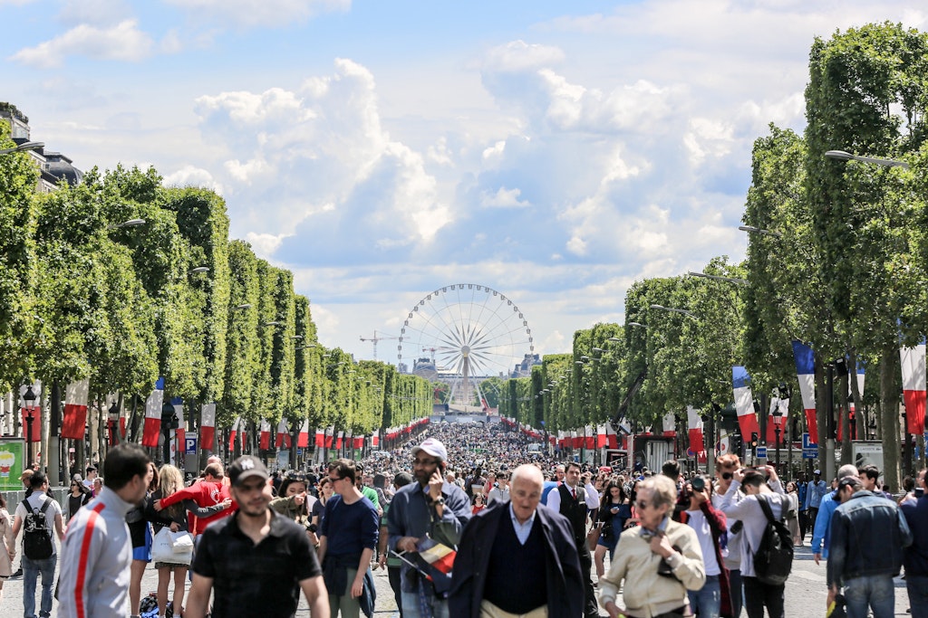 Champs Elysees in Paris: A Guide to the Must-See Avenue!