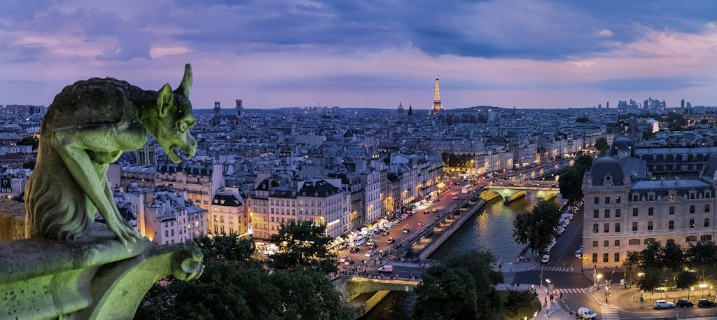 Night view of the paris city